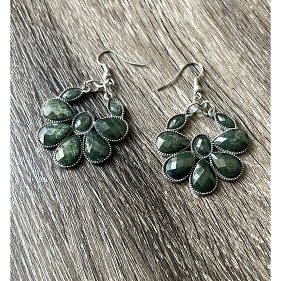 Vintage Green Earrings Pedal Floral Plant Silver Green Boho Western Style - Picture 3 of 6